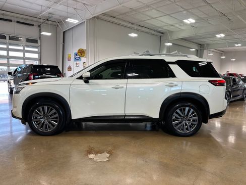 Used 2024 Nissan Pathfinder SL w/ SL Premium Package FWD image 5