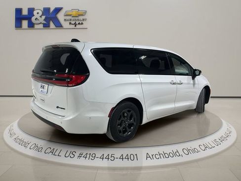 Used 2024 Chrysler Pacifica Limited FWD image 6