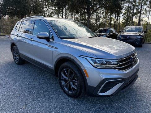 Used 2023 Volkswagen Tiguan SE image 3