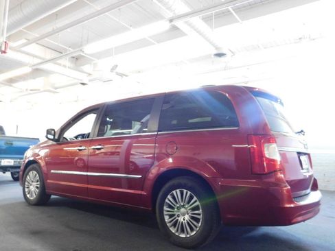 Used 2013 Chrysler Town & Country Touring-L w/ Driver Convenience Group FWD image 8