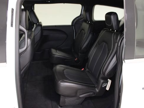 Used 2025 Chrysler Pacifica Select FWD image 23