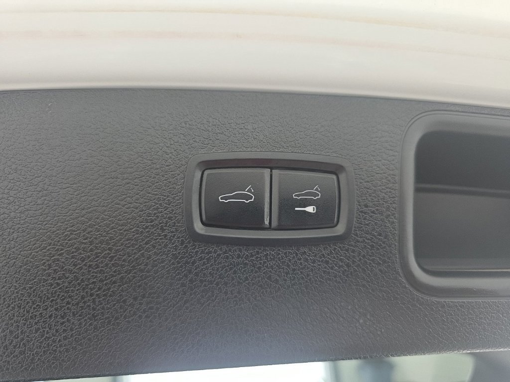 Used 2021 Porsche Macan AWD/4WD image 17