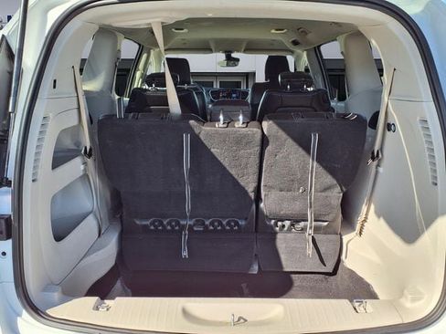 Used 2024 Chrysler Pacifica Touring-L image 5