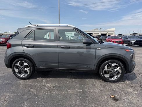 Used 2024 Hyundai Venue SEL FWD image 4