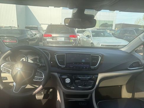 Used 2023 Chrysler Pacifica Limited image 10