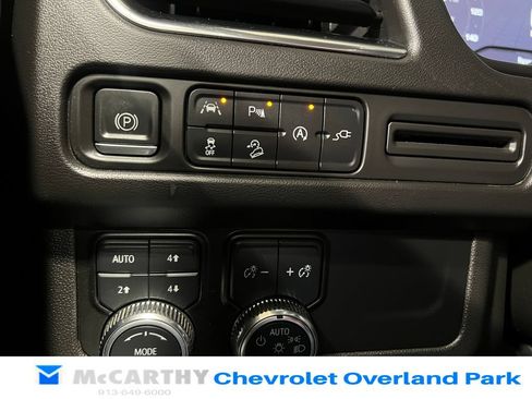Used 2022 GMC Yukon XL AT4 AWD/4WD image 17