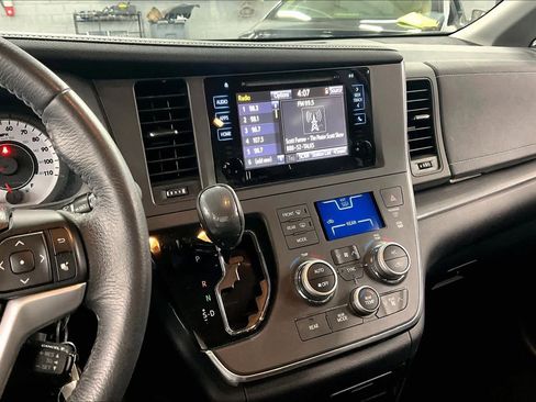 Used 2017 Toyota Sienna SE image 7