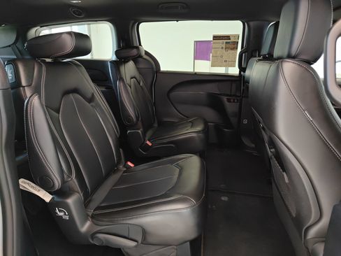 Used 2025 Chrysler Pacifica Select FWD image 17