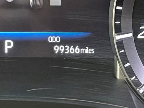 Used 2021 Toyota Highlander XLE image 2