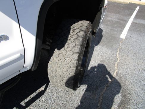 Used 2017 GMC Sierra 1500 SLE image 32