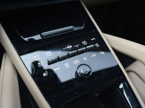 Certified 2025 Porsche Cayenne E-Hybrid image 22