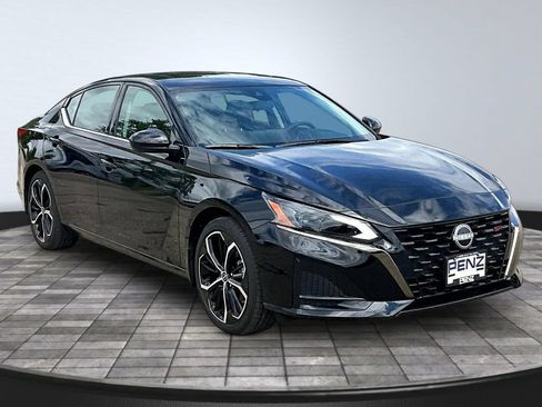 Used 2025 Nissan Altima 2.5 SR w/ SR Premium Package FWD image 3