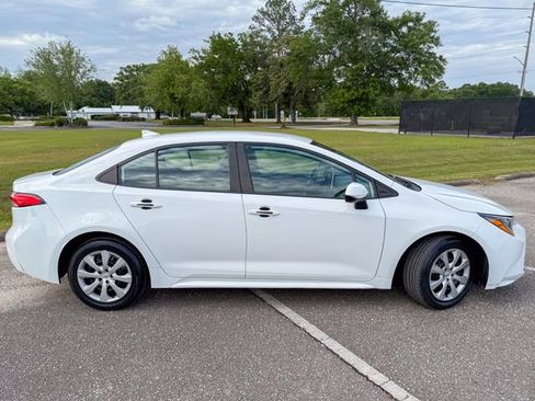 Used 2021 Toyota Corolla LE FWD image 3