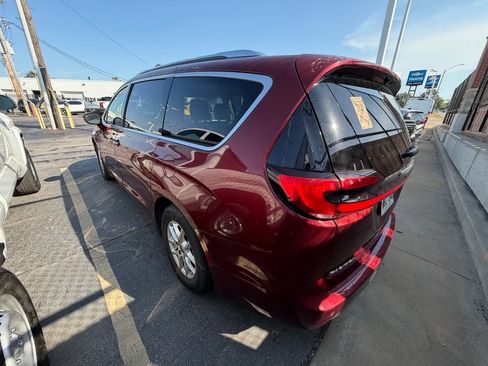 Used 2021 Chrysler Pacifica Touring-L FWD image 3