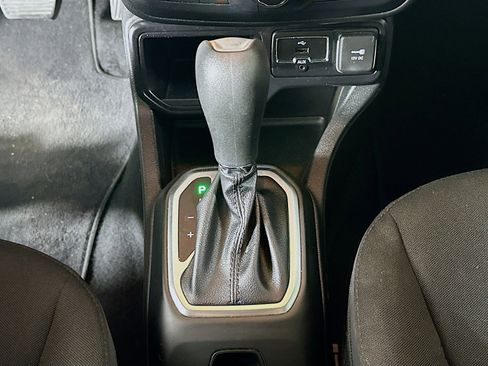 Used 2018 Jeep Renegade Altitude FWD image 23