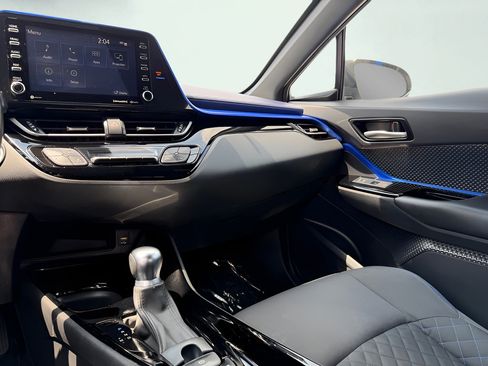 Used 2020 Toyota C-HR XLE FWD image 39