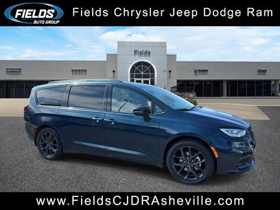 Used 2023 Chrysler Pacifica Touring-L w/ S Appearance Package