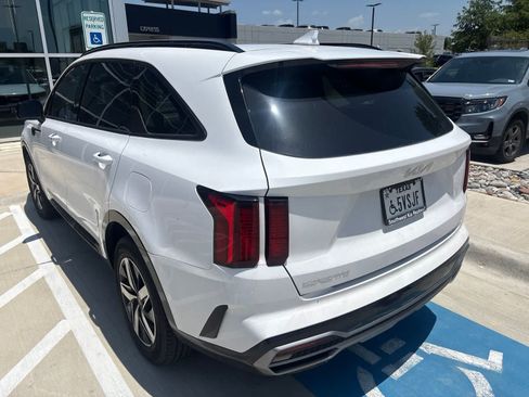 Used 2023 Kia Sorento EX w/ Panoramic Sunroof Package FWD image 5