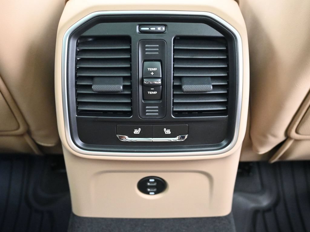Certified 2026 Porsche Macan AWD/4WD image 8