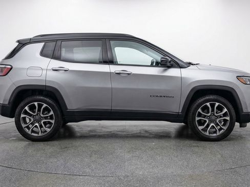 Used 2025 Jeep Compass Trailhawk image 11