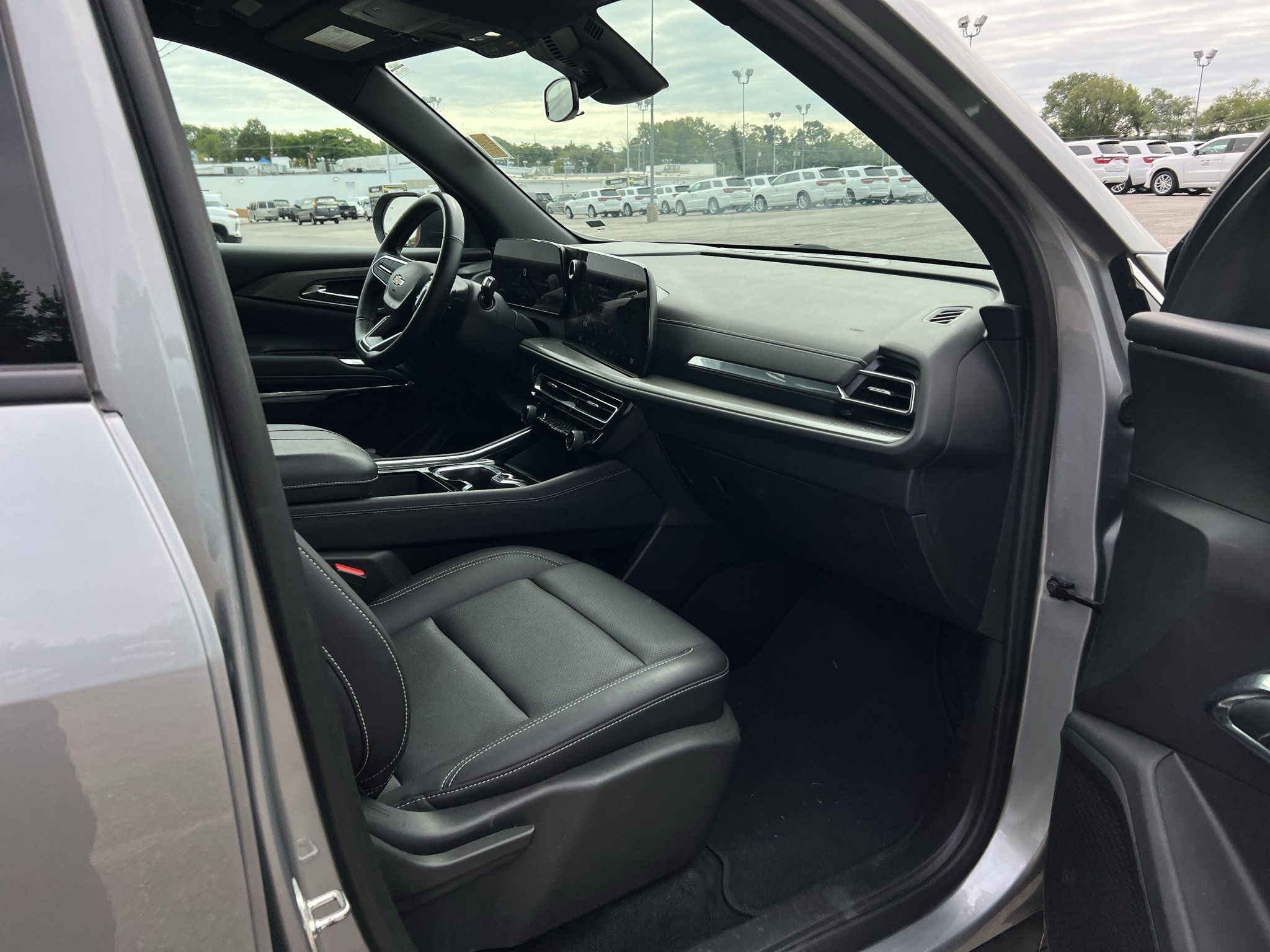 Used 2025 Chevrolet Traverse LT FWD image 9