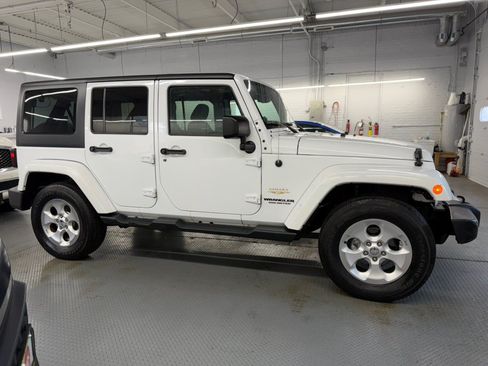 Used 2015 Jeep Wrangler Unlimited Sahara w/ Dual Top Group AWD/4WD image 6