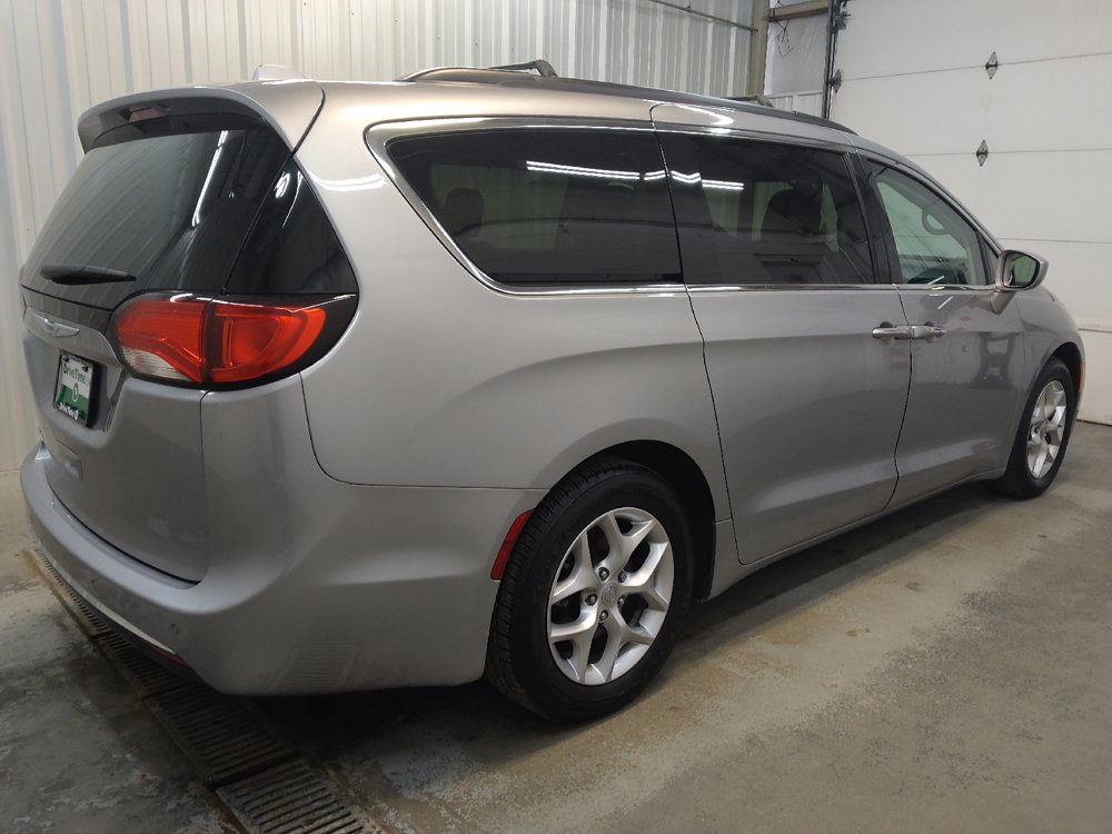 Used 2019 Chrysler Pacifica Touring Plus w/ Tire & Wheel Group FWD image 10