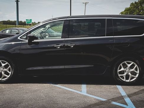 Used 2019 Chrysler Pacifica Touring Plus w/ Tire & Wheel Group FWD image 20