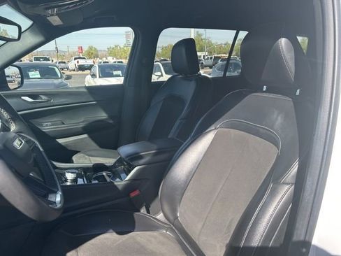 Used 2023 Jeep Grand Cherokee L Laredo image 16