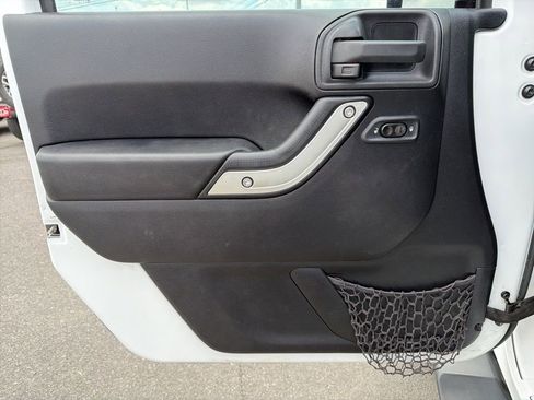 Used 2015 Jeep Wrangler Unlimited Sahara w/ Connectivity Group AWD/4WD image 25