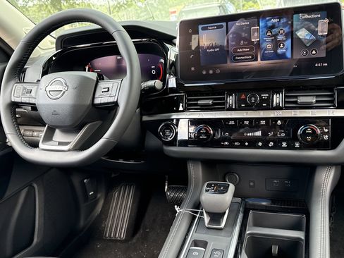 New 2026 Nissan Pathfinder Platinum FWD image 3
