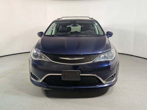 Used 2017 Chrysler Pacifica Touring-L FWD image 2
