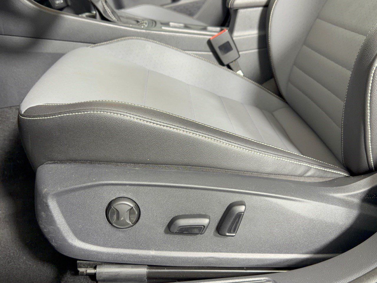 Used 2025 Volkswagen Jetta SE FWD image 16