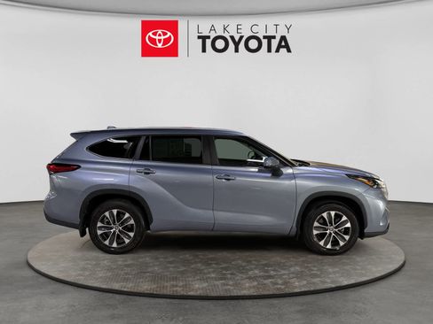 Used 2023 Toyota Highlander XLE FWD image 11