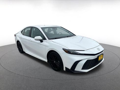 Used 2025 Toyota Camry SE image 1