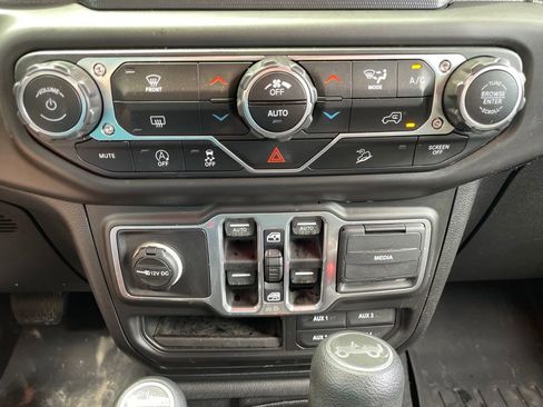 Used 2018 Jeep Wrangler Unlimited Sport S AWD/4WD image 22