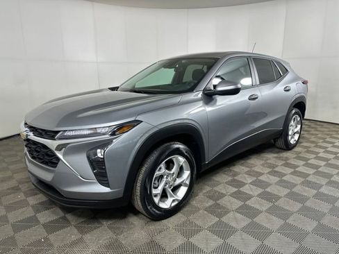 Used 2024 Chevrolet Trax LS w/ LS Convenience Package image 7