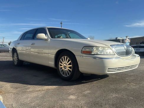 Used 2004 Lincoln Town Car Ultimate L image 2