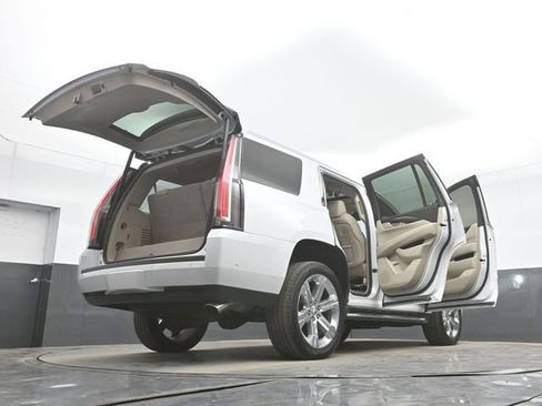 Used 2020 Cadillac Escalade Premium Luxury AWD/4WD image 58