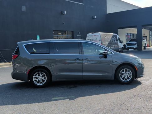 Used 2025 Chrysler Pacifica Select FWD image 4