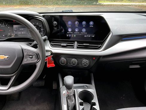 Used 2024 Chevrolet Trax LS w/ LS Convenience Package image 9