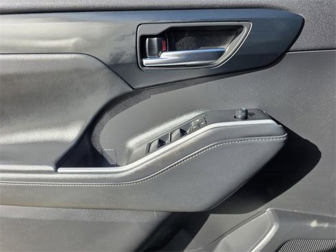 Used 2022 Toyota Highlander XLE image 17