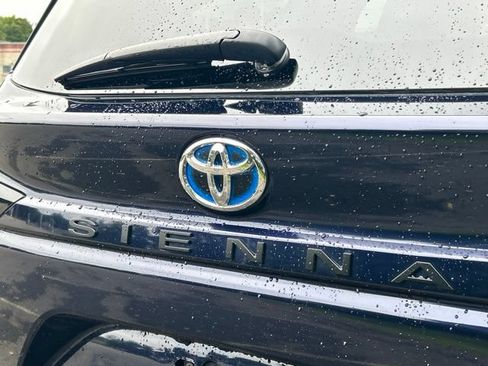 Used 2023 Toyota Sienna LE FWD image 3