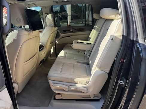 Used 2022 Cadillac Escalade ESV Premium Luxury Platinum AWD/4WD image 12