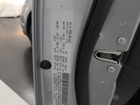 Used 2018 Dodge Journey SE image 33