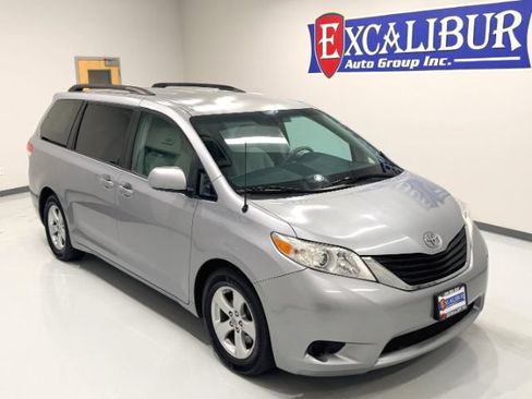 Used 2012 Toyota Sienna LE w/ Towing Pkg FWD image 39