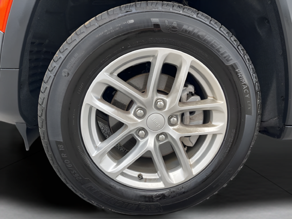 Used 2025 Jeep Grand Cherokee Laredo X RWD image 9