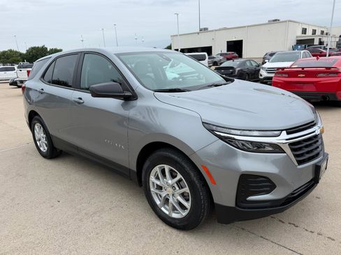 Used 2023 Chevrolet Equinox LS w/ LS Convenience Package FWD image 2