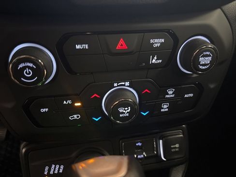 Used 2022 Jeep Renegade Latitude w/ Convenience Group AWD/4WD image 11