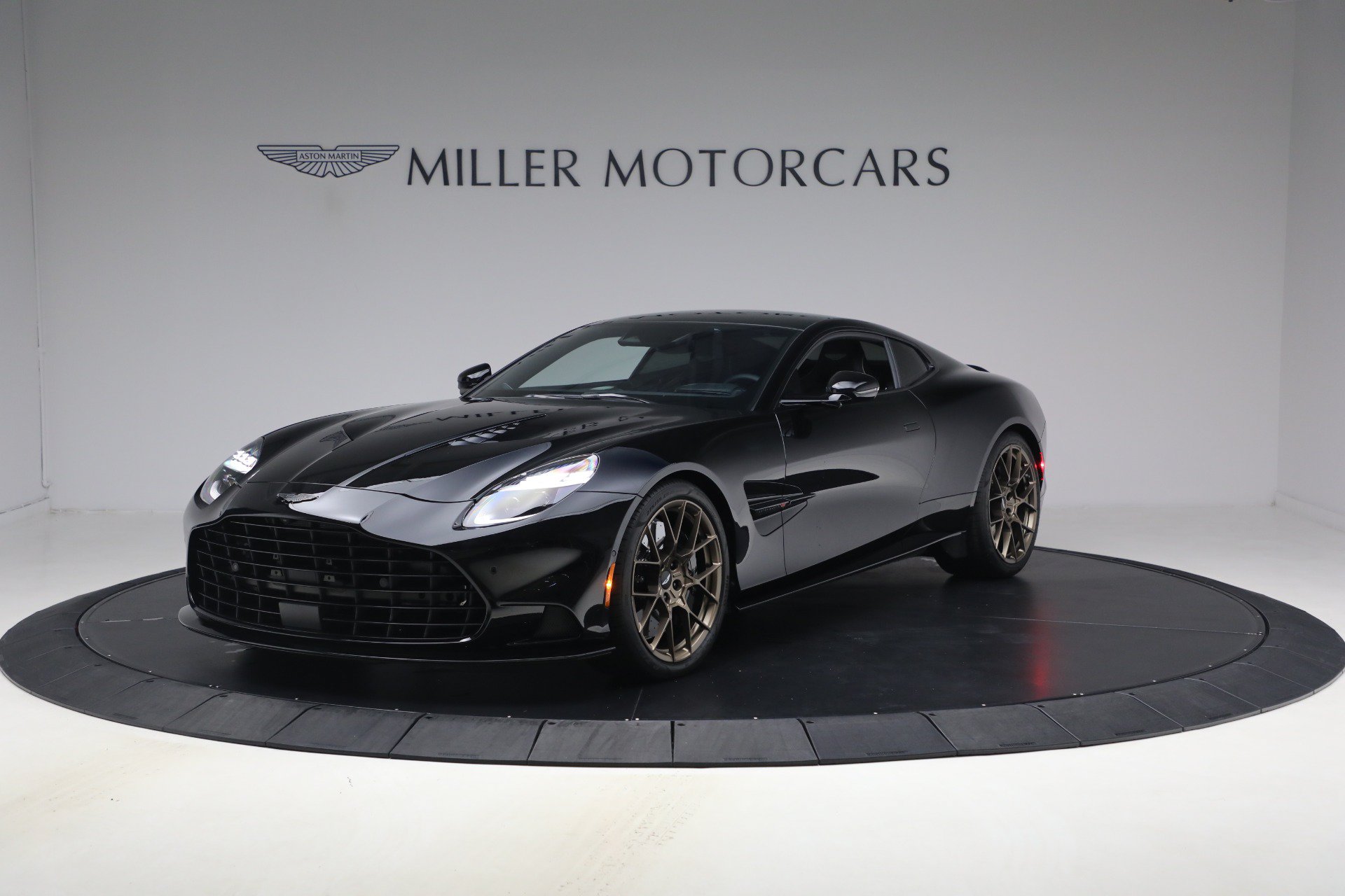 Used 2025 Aston Martin Vanquish RWD image 1